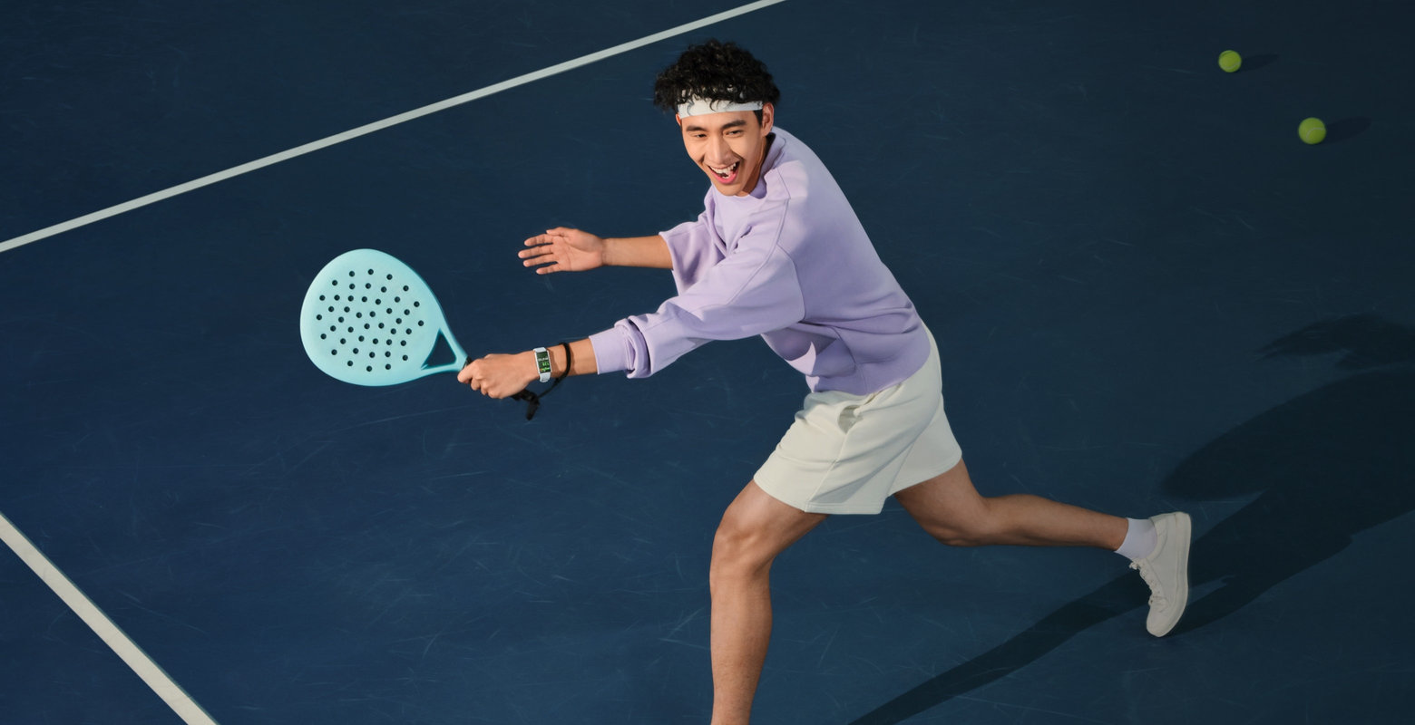 Padel o‘ynayotgan yigit