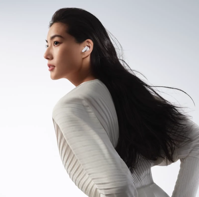 A woman wearing HUAWEI FreeBuds Pro 5 in White