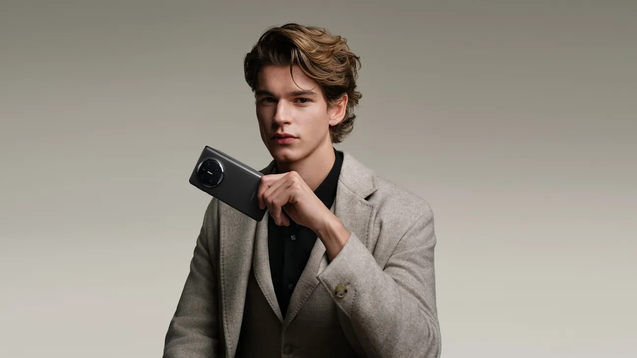 Мужчина с чёрным HUAWEI Mate X6