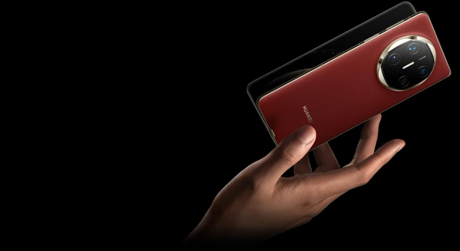 Красный HUAWEI Mate X6 в руке