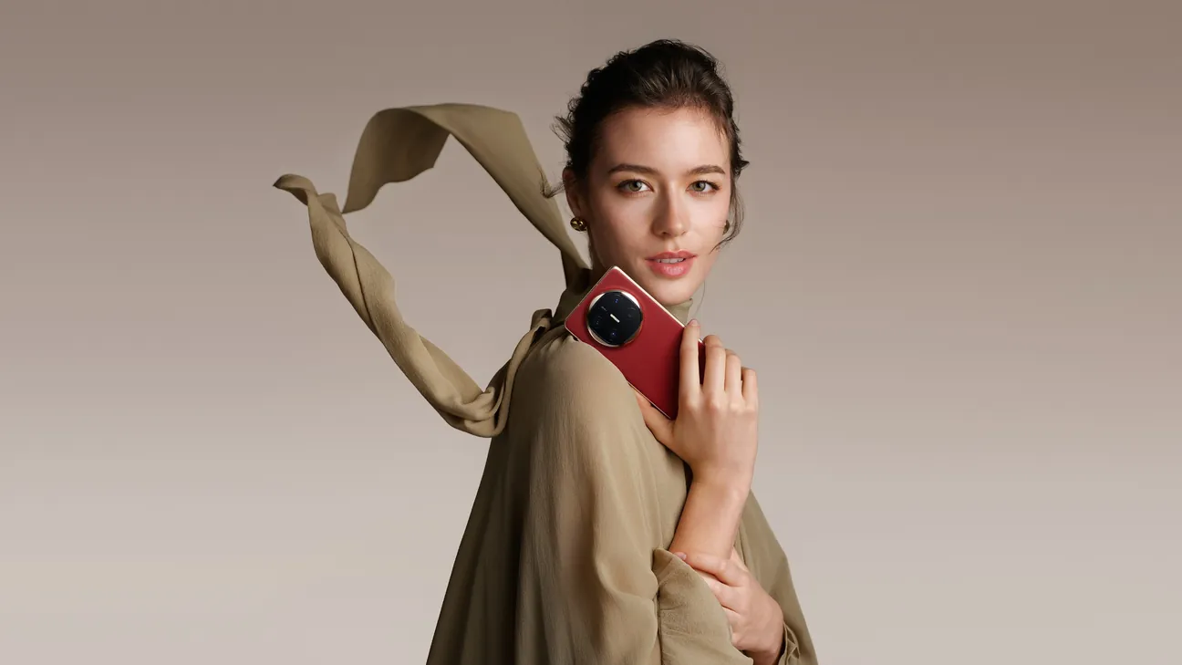Женщина с красным HUAWEI Mate X6