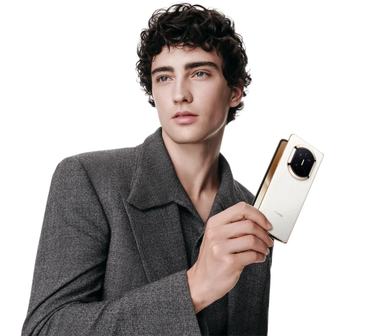 Молодой человек с белым HUAWEI Mate X7
