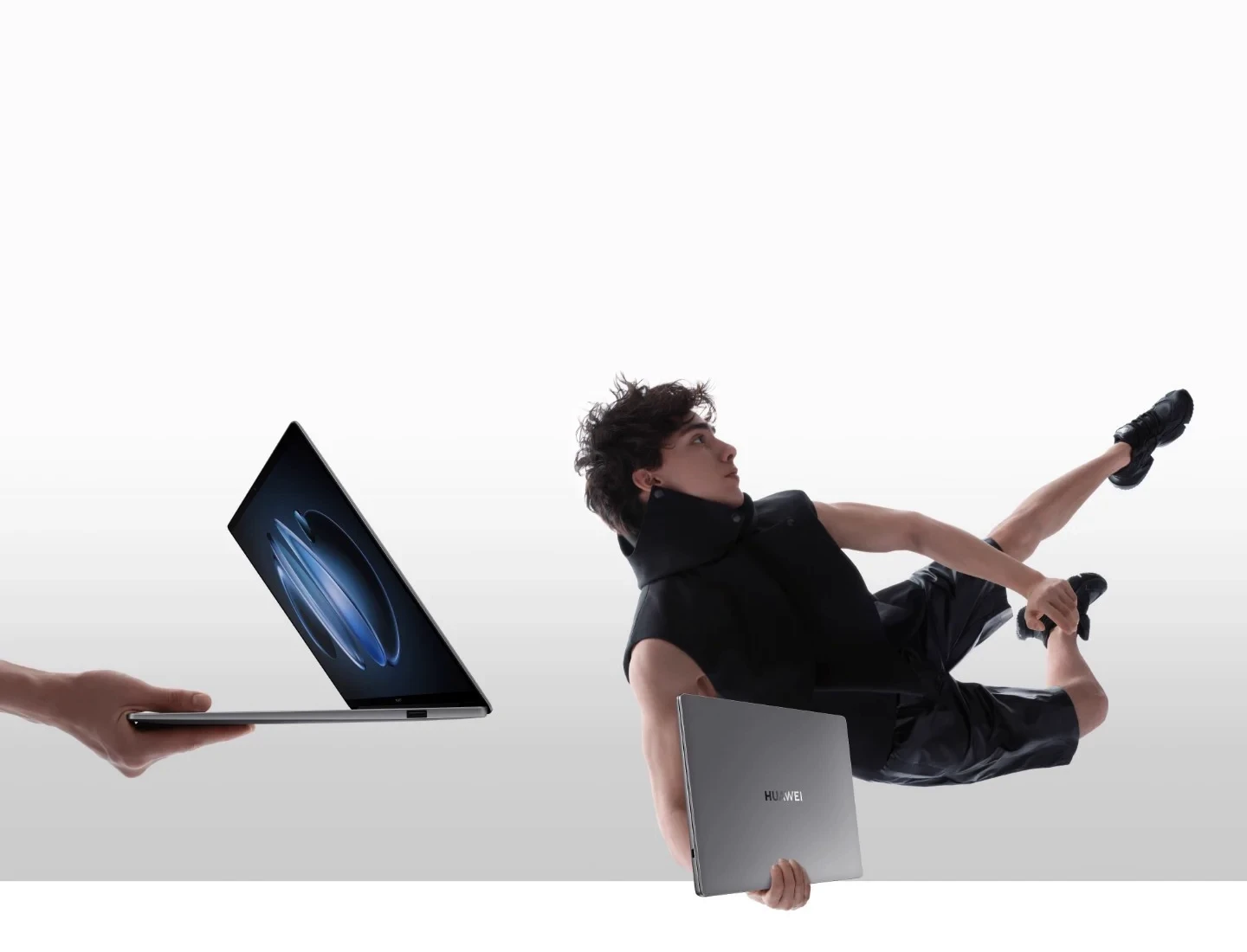 Kosmik kulrang HUAWEI MateBook 14 2024 ushlab turgan yigit