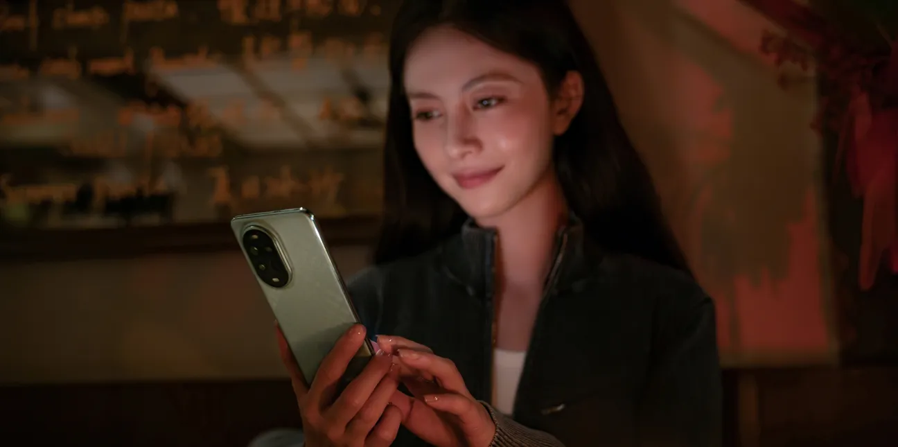 Kechqurun telefon ekraniga qarayotgan qiz