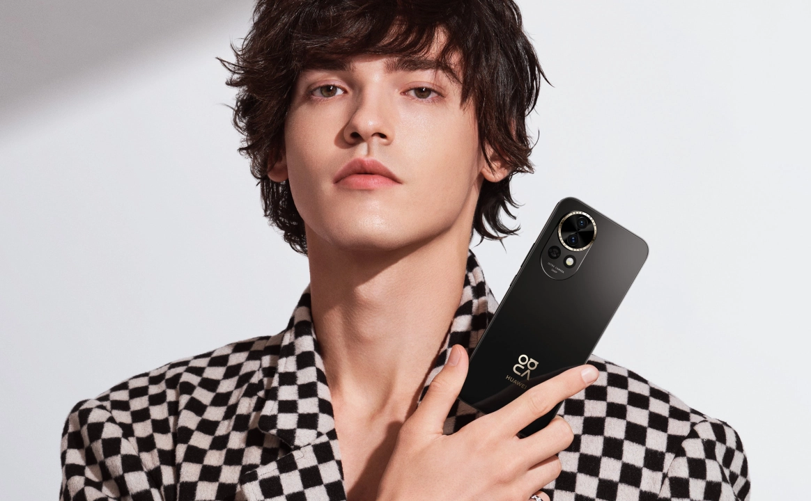 Qora HUAWEI nova 13 ushlagan yigit