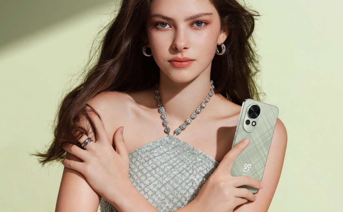 Tutunli yashil HUAWEI nova 13 ushlagan qiz