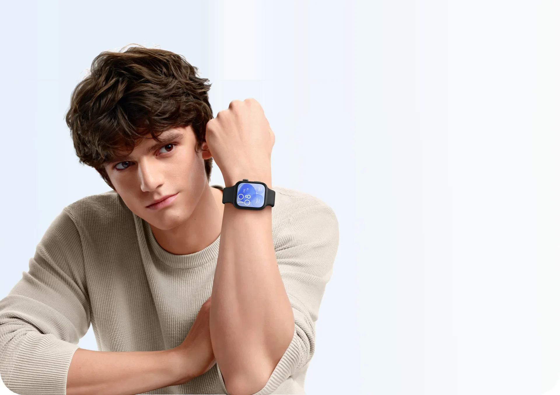 Молодой человек с чёрными HUAWEI WATCH FIT 3