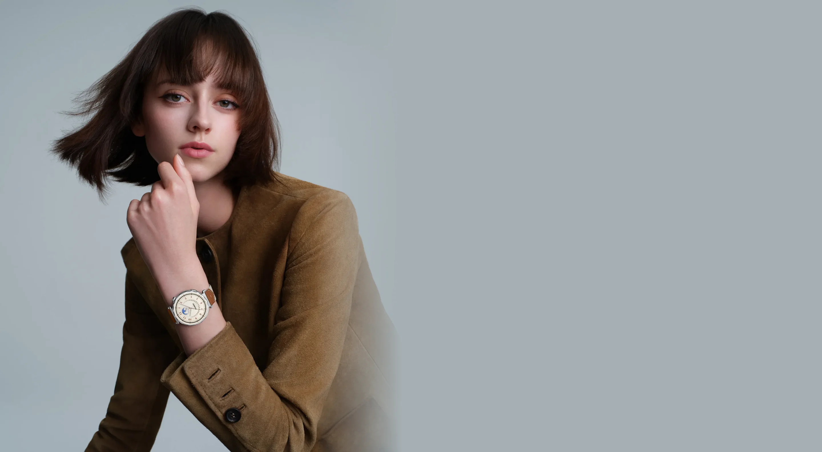 Девушка с коричневыми HUAWEI WATCH GT 5 41 мм